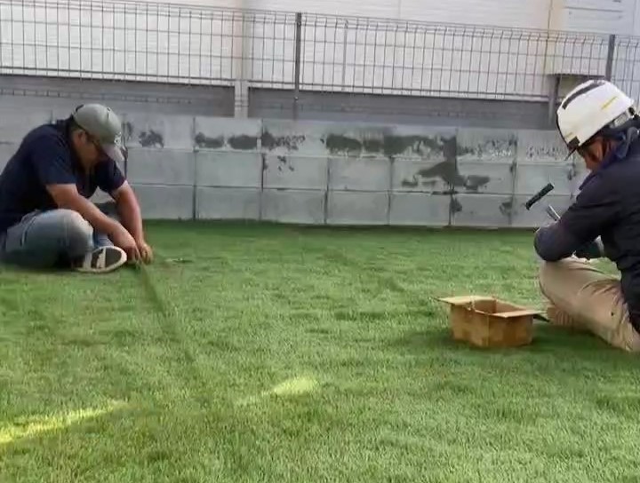 人工芝敷作業の様子